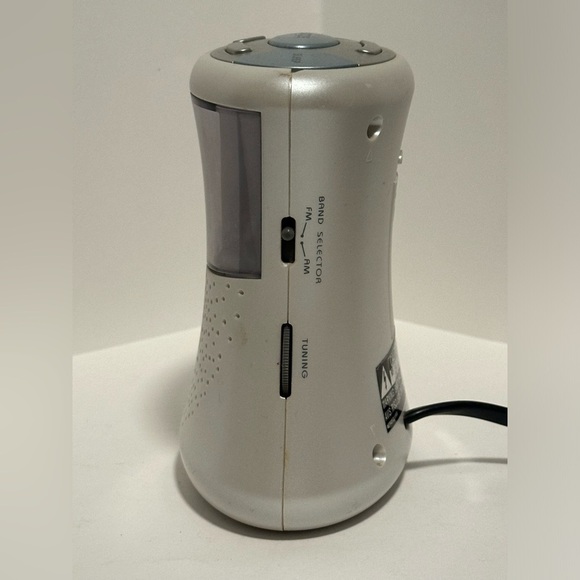 EMERSON Radio Alarm Clock AM/FM Radio Pearl
White Red LCD Display - Picture 4 of 9